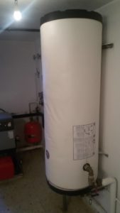 Acumulador de agua en una instalación de calefacción