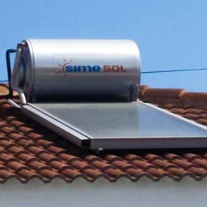 Panel solar con acumulador de agua caliente